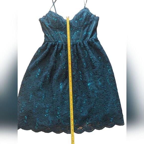 🛍️ Beautiful Emerald Green Sparkly Blingy Tank Knee Length Formal Prom Dress - Picture 3 of 5